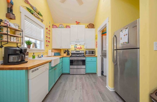 Rockport Cottage | Vibrant Spot! Kids Luv Queen Bunkbed, Pool, Dog OK