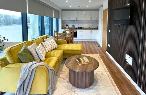 Salford Apartment | Vibrant Stay in Salford Quays
