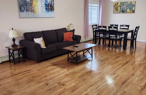 East New York House | 🌊☀️🌲Vibrant Stay with Free Wine🌲🌊☀️