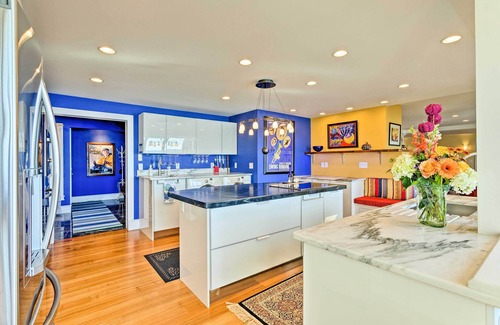 Sterling House | Vibrant Sterling Lakefront Lodge w/Kayaks