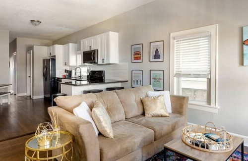 Riverview House | Vibrant Strawberry Hill * Walk to BBQ * Long Stays