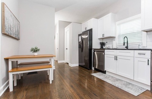 Riverview House | Vibrant Strawberry Hill * Walk to BBQ * Long Stays