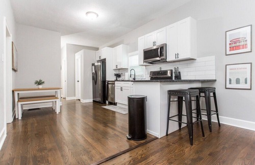 Riverview House | Vibrant Strawberry Hill * Walk to BBQ * Long Stays