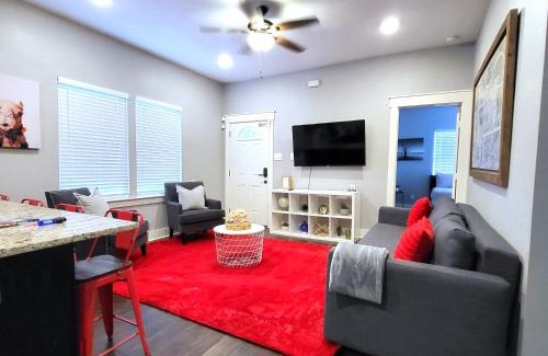 Greater East End Villa | Vibrant Vacation Escape with Fast WIFI and KING BED Close to Downtown Houston!