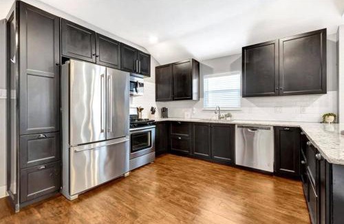Greater East End Villa | Vibrant Vacation Escape with Fast WIFI and KING BED Close to Downtown Houston!