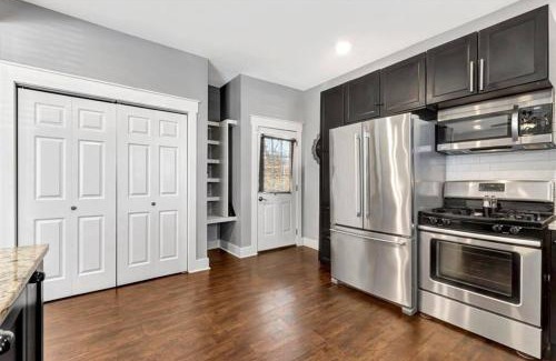 Greater East End Villa | Vibrant Vacation Escape with Fast WIFI and KING BED Close to Downtown Houston!