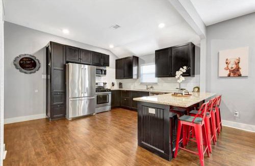 Greater East End Villa | Vibrant Vacation Escape with Fast WIFI and KING BED Close to Downtown Houston!