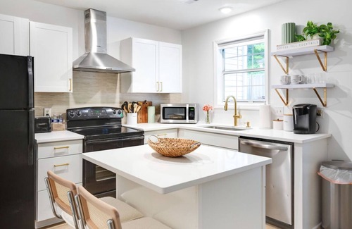 North Raleigh House | Vibrant Villa Green-2 King En-suites, 20 min RDU/PNC Park, 5 min Shelley Lake