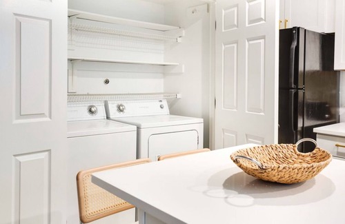 North Raleigh House | Vibrant Villa Green-2 King En-suites, 20 min RDU/PNC Park, 5 min Shelley Lake