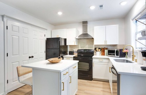 North Raleigh House | Vibrant Villa Green-2 King En-suites, 20 min RDU/PNC Park, 5 min Shelley Lake