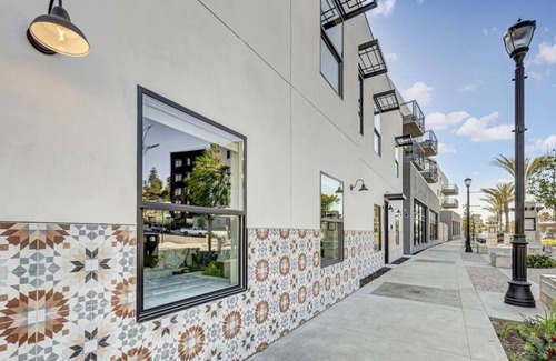 Vista Apartment | Vibrant Vista Stay, Short Stroll To Downtown