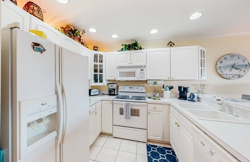 Heron Harbour Isle Condo | Vibrant waterfront condo with canal views, pools, & private balcony