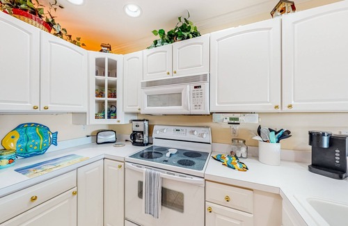 Heron Harbour Isle Condo | Vibrant waterfront condo with canal views, pools, & private balcony