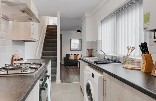 Liverpool House | Vichy - Strathcona Suites, 3 Beds Houses in Wavertree