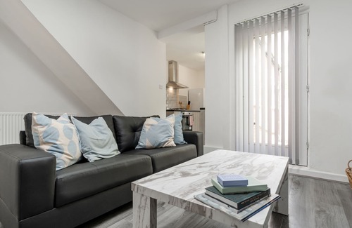 Liverpool House | Vichy - Strathcona Suites, 3 Beds Houses in Wavertree