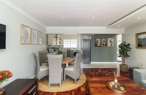 Three Anchor Bay Apartment | Vicmor Court 22 by HMH