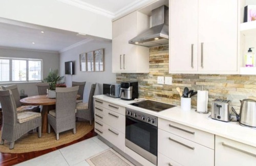 Three Anchor Bay Apartment | Vicmor Court 22 by HMH