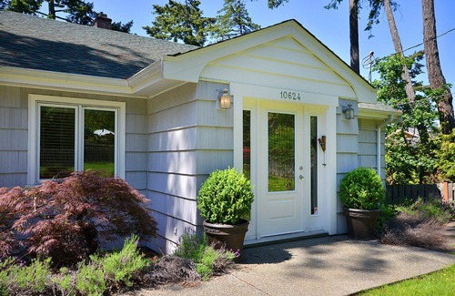 North Saanich House | Victoria Area Deep Cove Ocean Front 5 Bedroom Private Vacation Home