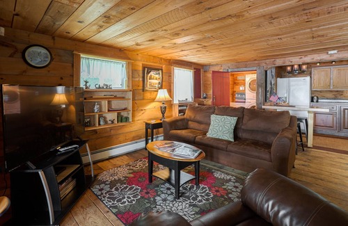 Eddington Cabin | Victoria Cottage on Chemo Pond, Dogs Welcome