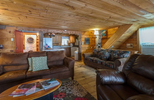 Eddington Cabin | Victoria Cottage on Chemo Pond, Dogs Welcome