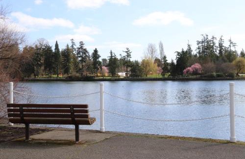 Gorge -Tillicum Area House | Victoria Gorge Waterway Vacation Home