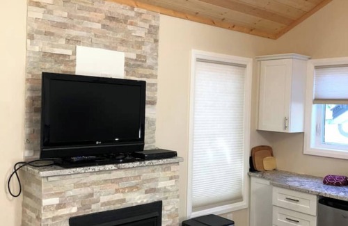 Port McNicoll Cottage | Victoria Harbour Cottages Queen Bed Chalet