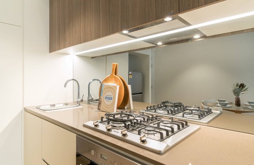 Docklands Apartment | Victoria Harbor Contemporary 2B2B Huge Balcony
