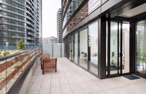 Docklands Apartment | Victoria Harbor Contemporary 2B2B Huge Balcony