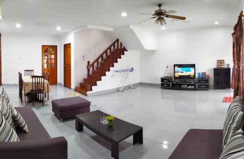 Sibu House | Victoria Homestay Sibu - Next to Shopping Complex & Large Car Park Area with Autogate