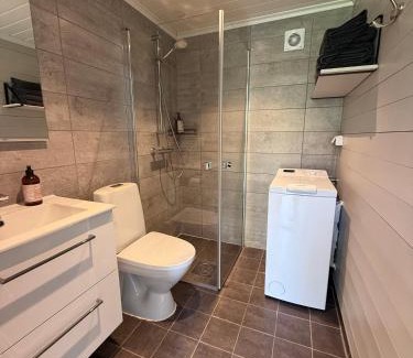 Enebakk House | Victoria lakefront cabin in Lyseren Strandpark