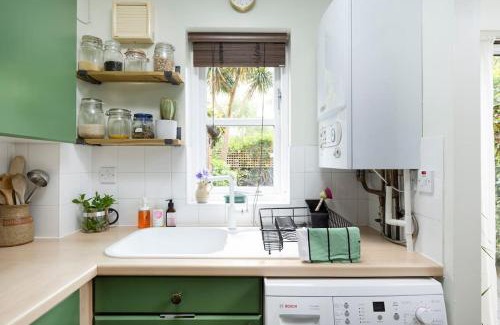 Victoria House | Victoria Park 2 Bedroom House w/Garden & Parking