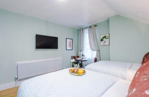 Leamington Spa Apartment | Victoria Park Studio 9 - Free Parking, WiFi, Near Train Station, Free Netflix, Prime & DisneyPlus