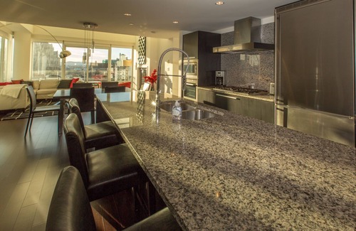 Inner Harbour Condo | Victoria's Falls-Large, Luxurious Suite with Olympic and Harbour Views, Seasonal Pool and AC