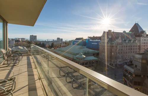 Inner Harbour Condo | Victoria's Falls-Large, Luxurious Suite with Olympic and Harbour Views, Seasonal Pool and AC