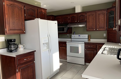Central Okanagan House | Victoria St BNB in Peachland BC - 5 mins from the beach