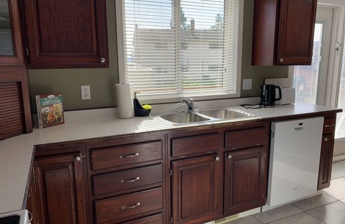 Central Okanagan House | Victoria St BNB in Peachland BC - 5 mins from the beach