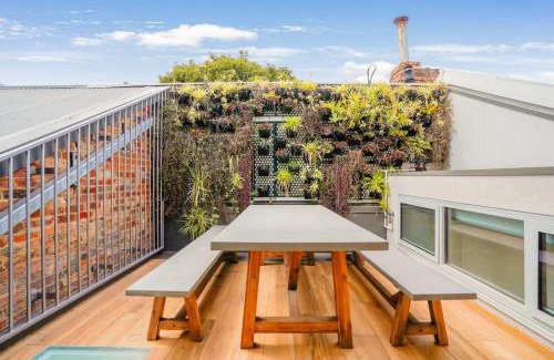 Carlton House | Victorian City-Fringe 3lvl Home @Carlton Lifestyle