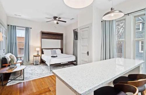 Hough Apartment | Victorian Estates - Cute Stuido - Steps To Clinic