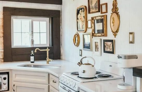 South Bloomingville Cabin | Victorian French Cottage w/Hot Tub: Hocking Hills
