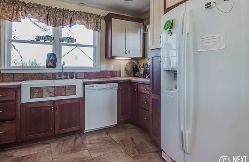 Lapeer Bed & Breakfast | Victorian Farm House surrounded by 30 of Rolling farm & animals