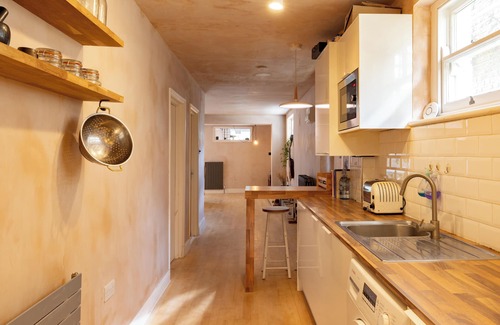 Hackney Central Apartment | Victorian Garden Apartment in London Fields