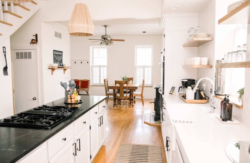 St. Charles House | Victorian Gem Steps from Main St – Sleeps 9 & Pets