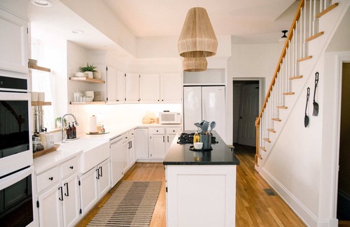 St. Charles House | Victorian Gem Steps from Main St – Sleeps 9 & Pets