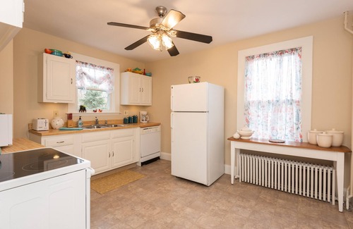 Ipswich Apartment | Victorian Getaway Close to Beach, Downtown and Train!