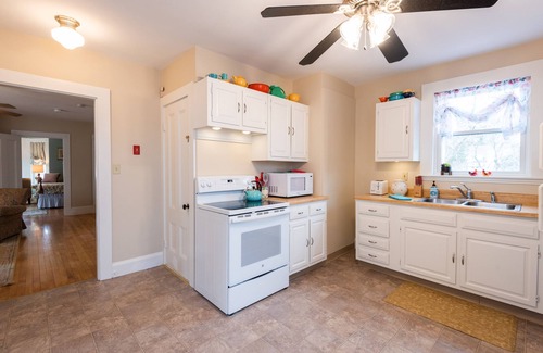 Ipswich Apartment | Victorian Getaway Close to Beach, Downtown and Train!