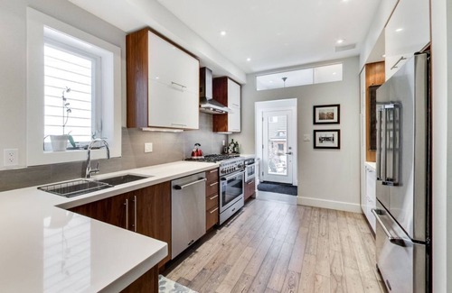 Riverside House | Victorian home on quiet dead end street, walk to parks and shops/restaurants