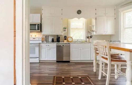 York House | Victorian Home |Sleeps 10|Fenced|4BR|Full Kitchen|Steps2 YCP