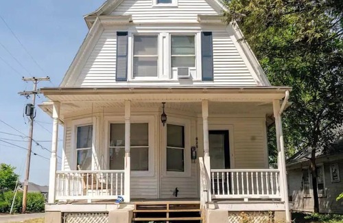 York House | Victorian Home |Sleeps 10|Fenced|4BR|Full Kitchen|Steps2 YCP