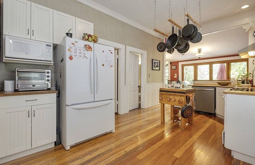 Uptown House | Victorian House, Downtown NW, 3Baths, Deck, Patio, Garden, Reunions, Families