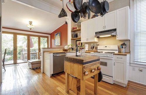 Uptown House | Victorian House, Downtown NW, 3Baths, Deck, Patio, Garden, Reunions, Families